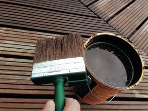 : Gartenhaus Dachrinne :: Holzpflege bei Gartenholz mit einer Lasur - und einer Kesseldruckimprgnierung :